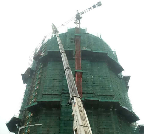 高州吊车在工地上作业